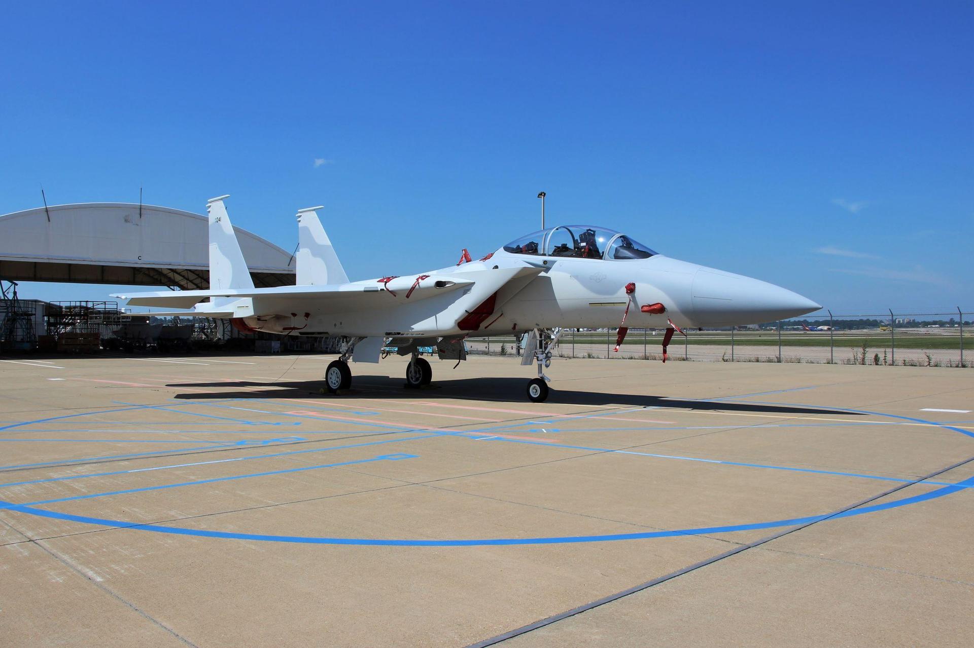 F-15QA Eagle II przed lotem do Europy