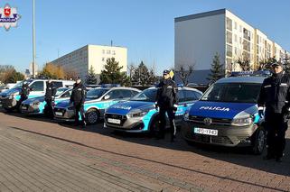 Kolejna dostawa policyjnych aut. Pięć nowych oznakowanych radiowozów w Łukowie