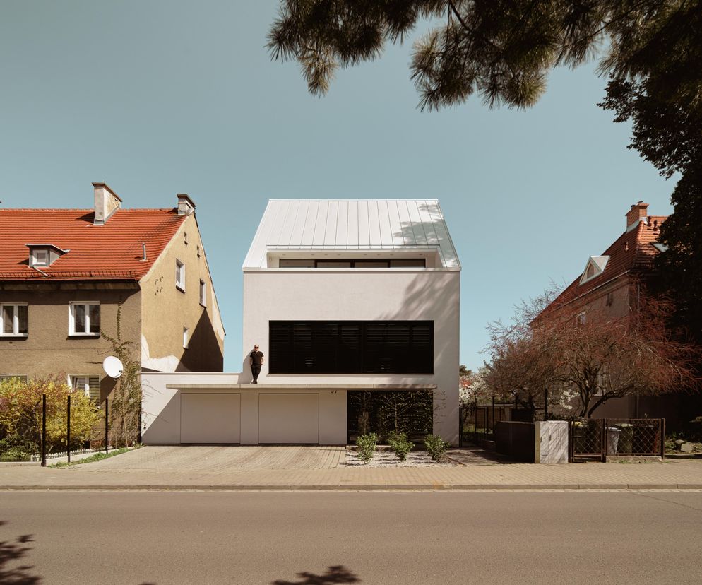 Biały dom wśród zabytków i domów-kostek