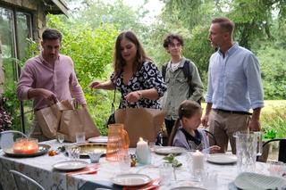 M jak miłość odc. 1759. Adam Werner (Jacek Kopczyński), Nadia (Mira Fareniuk), Andrzej Budzyński (Krystian Wieczorek), Kamil (Marcin Bosak), Anita (Melania Grzesiewicz), Maciek (Franciszek Przanowski)