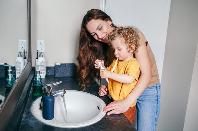 Mama i syn mycie zębów