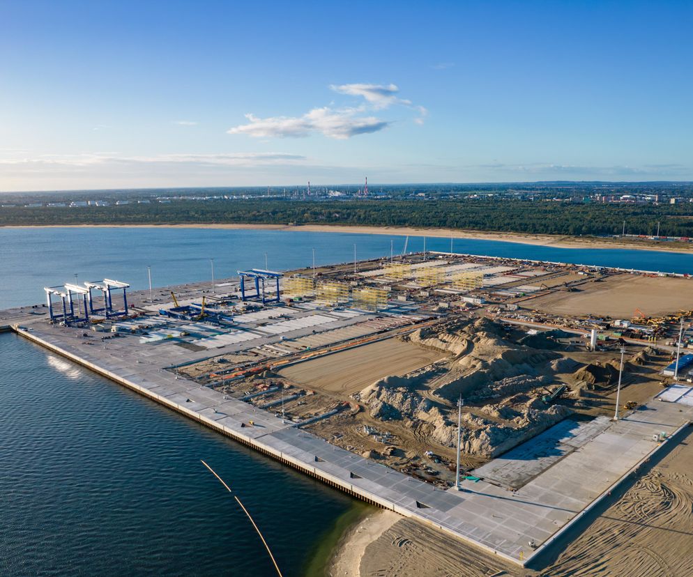 Na placu budowy terminala Baltic Hub T3 pojawiły się już ogromne suwnice