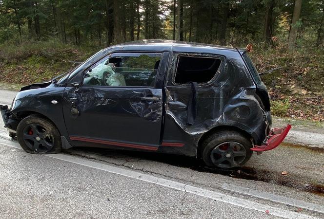 Wypadek na ulicy Zgodnej w Starachowicach. 18-latka uderzyła autem w przydrożny nasyp