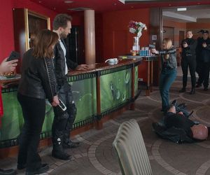 Na sygnale odc. 728. Piotrek (Dariusz Wieteska), Martyna (Monika Mazur), Max (Piotr Zelt), Niunia (Katarzyna Dominiak), pracownik (Maarten Eiche), inspektor Urszula Krzaklewska (Małgorzata Tuszyńska)