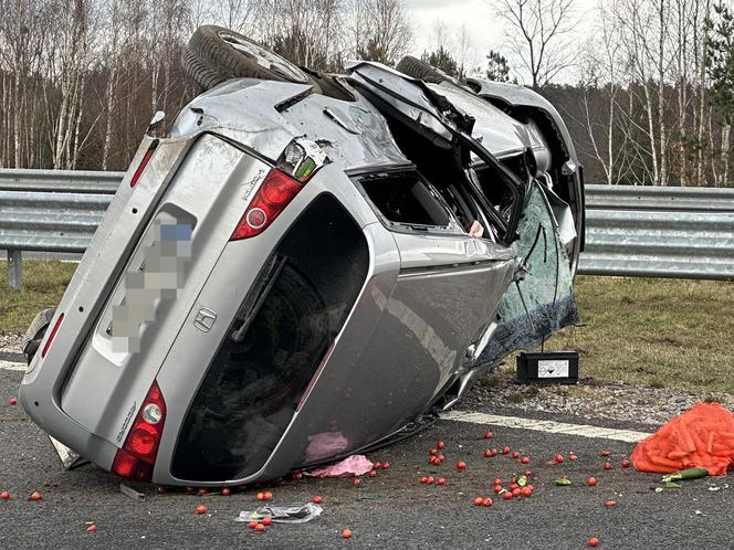 Horror w powiecie wołomińskim. Przerażający wypadek. Honda koziołkowała przez kilkadziesiąt metrów