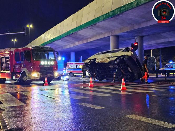 Fatalny wypadek w Warszawie. Bus wywrócił się na drodze, wielu rannych 