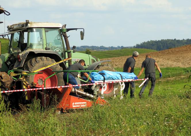 28-letni traktorzysta chciał pomóc starszemu koledze.