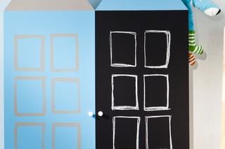 Jak zrobić kolorowe drzwi do szafy w pokoju dziecka z wykorzystaniem farby tablicowej. Zrób to sam