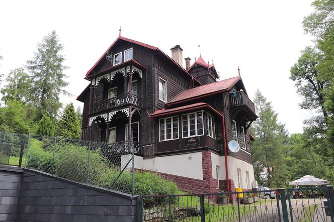 To jedna z najpiękniejszych willi w Małopolsce. Przed wojną było w niej kultowe sanatorium