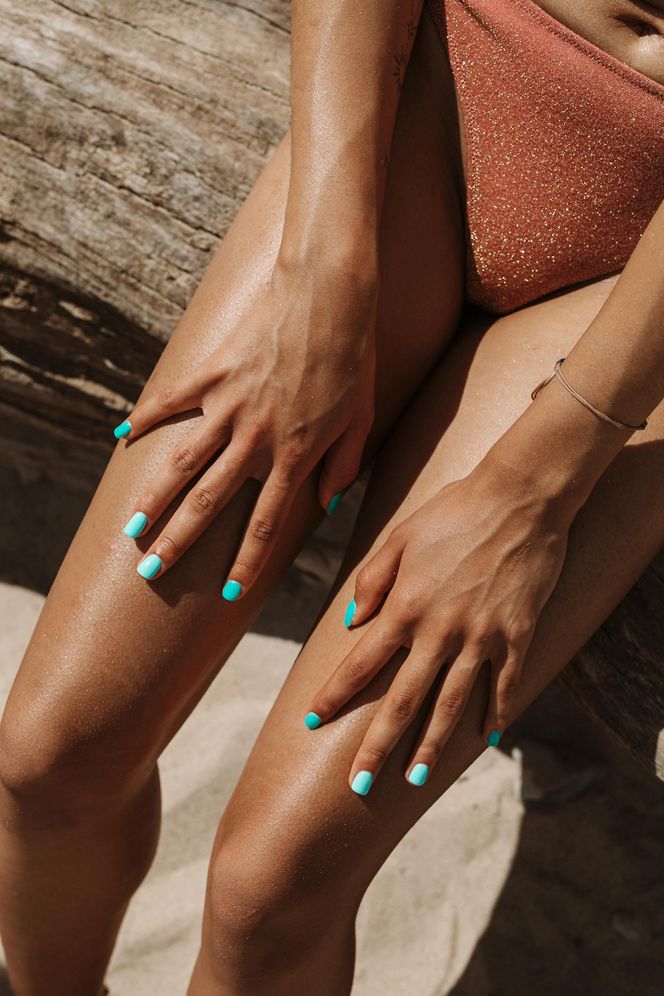 Ten kolor na paznokciach zatrzyma lato na dłużej. Dekadę temu był prawdziwym hitem! 