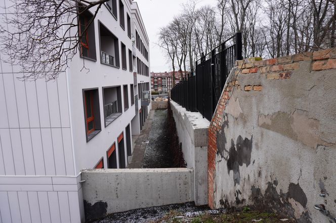 Blok z widokiem na betonowy mur. To prestiżowa inwestycja w Białymstoku