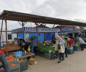 Ceny w markecie a na rynku. Czy jest różnica? Gdzie taniej kupisz warzywa i owoce