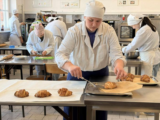 Uczniowie grudziądzkiego "Gastronomika" przygotowali rogale na Św. Marcina