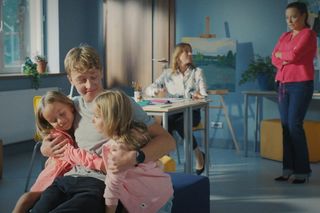 M jak miłość odc. 1834. Kacper (Bartosz Ziewiec) i jego siostry (Natalia i Nadia Witkowskie), Magda (Anna Mucha)