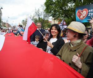 Tysiące ludzi wyszło na ulice Warszawy. Manifestujący wykrzykiwali hasła. Sprzeciwiają się atakom wymierzonym w małżeństwa