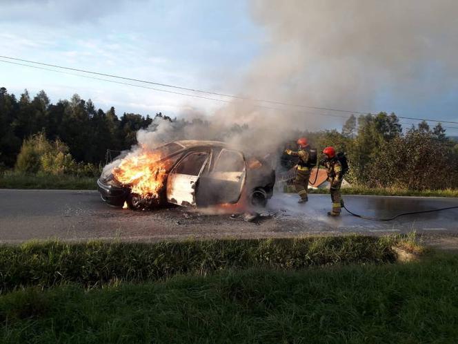 Citroen zamienił się w słup ognia! "Przyczyna pożaru jest nieustalona"