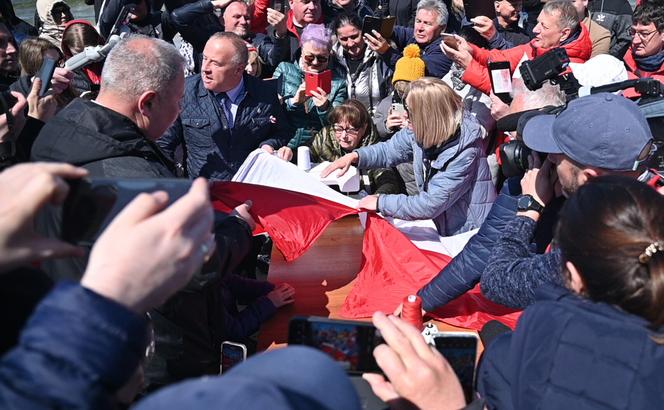 Najdłuższa flaga narodowa w Polsce mierzy ponad 2 km 700 metrów. To nowy rekord Polski!