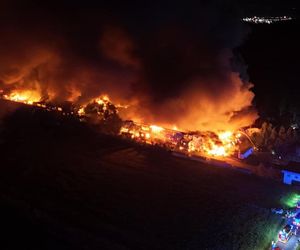 Warszawa. Pożar hal magazynowych w Kawęczynie [ZDJĘCIA]