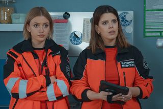 Na sygnale, odc. 733 po wakacjach. Britney (Paulina Zwierz), Martyna (Monika Mazur)