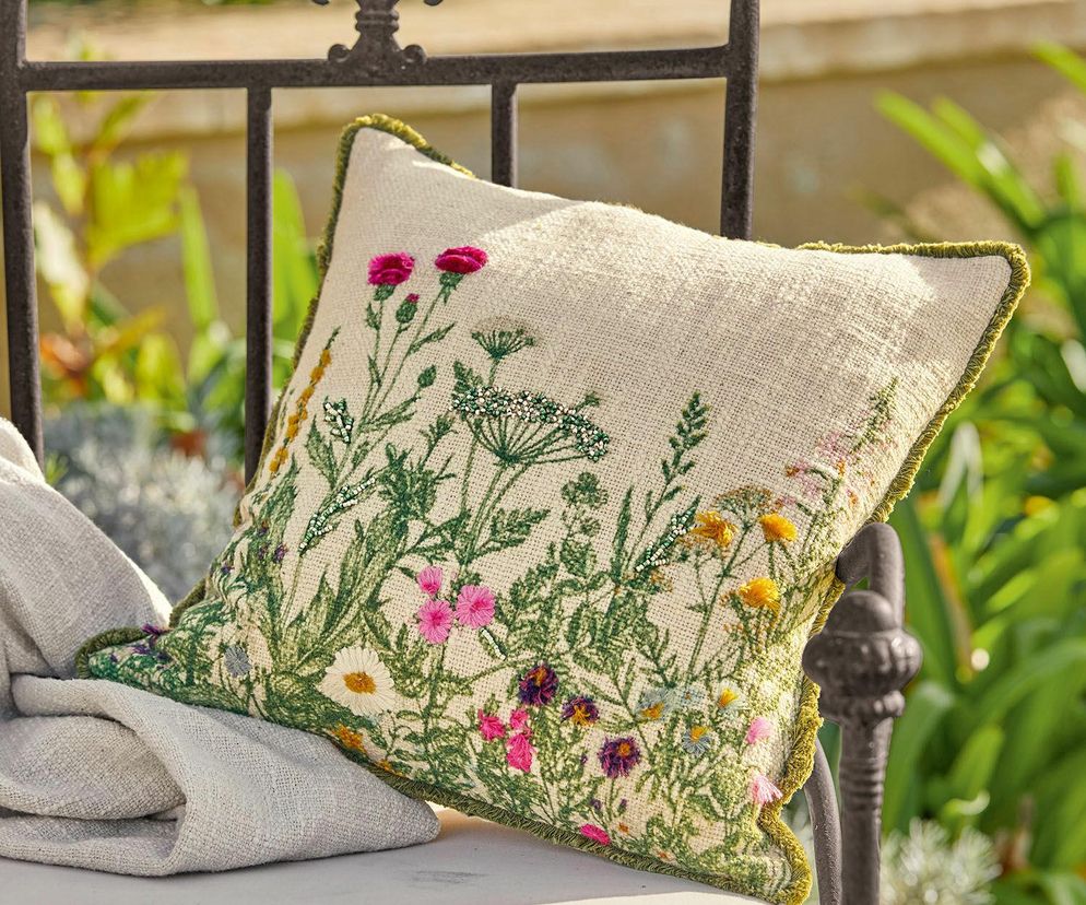 Metamorfoza salonu za kilka złotych? Oto wiosenne poszewki, które zmienią twój pokój!