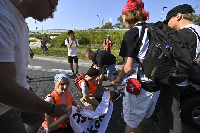  Aktywiści z Ostatniego Pokolenia sparaliżowali ruch. Kierowcy: Ktoś powinien zrobić z nimi porządek!