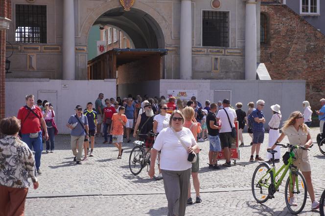 Tłumy turystów w Gdańsku. Ulice pękają w szwach