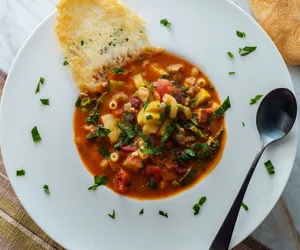 Zupa pomidorowa z cukinią i kiełbasą - włoski sposób na duży głód