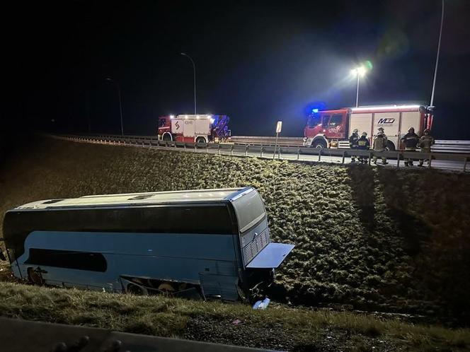 Autokar staranował barierki i spoczął w rowie. 65 pasażerów utknęło na autostradzie A4