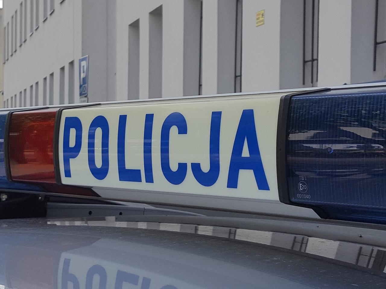 Zelów: 57-latek chciał ukraść alkohol, zaatakował ochronę i groził śmiercią