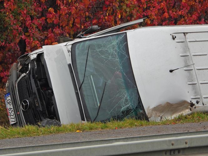 Wypadek busa na S7 pod Grójcem. 11 osób rannych, w akcji śmigłowiec LPR