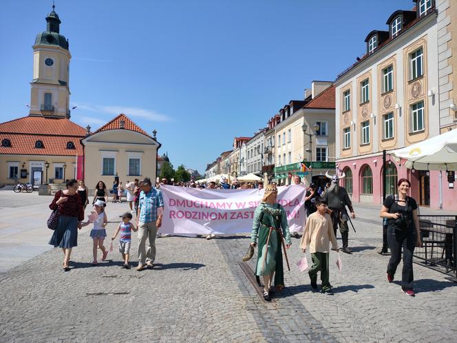 Chcieli podkreślić potrzebę swoich działań. Ulicami Białegostoku przeszedł Marsz Rodzin Zastępczych