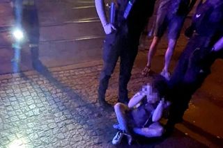 Nocna akcja w centrum Wrocławia. Rozebrana i pijana kobieta postawiła służby na nogi