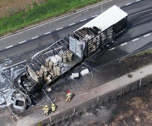 Dębówka. Tir zderzył się z osobówką. Oba pojazdy spłonęły!