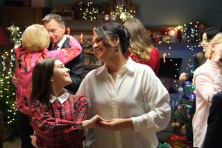 M jak miłość świąteczny odcinek specjalny. Wigilia Mostowiaków. Marysia (Małgorzata Pieńkowska), Basia (Karina Woźniak)