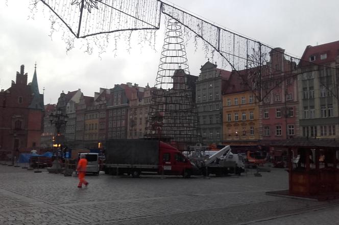 Na wrocławskim rynku montują już choinkę