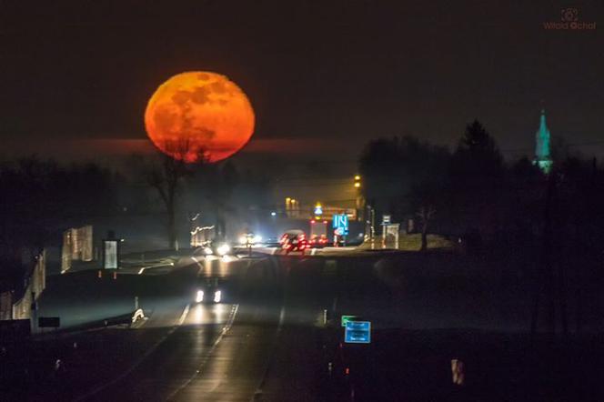 NIESAMOWITE zdjęcia z okolic Trzciany. Fotograf uchwycił wschód księżyca