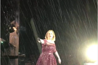 Adele wystąpiła w mocnym deszczu! Jej koncert uratowali fani! [VIDEO]