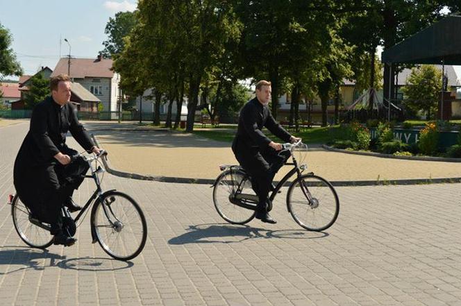 Ranczo 8 sezon odc. 98. Ksiądz Robert (Bartłomiej Kasprzykowski), ksiądz Maciej (Mateusz Rusin)