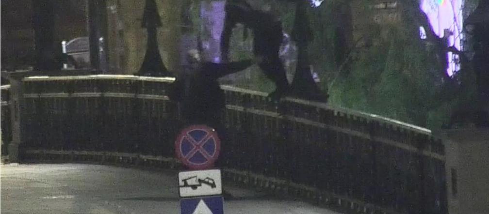 Koszmar w Bydgoszczy! Młody chłopak stał na balustradzie mostu. Wezwano policję! [ZDJĘCIA]