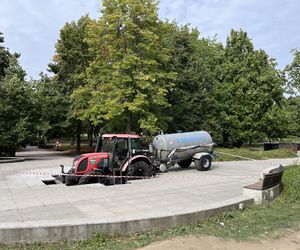 Traktor wjechał w fontannę w parku na Woli. Naprawa nie będzie tania