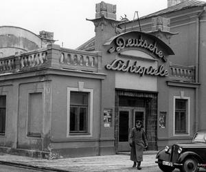 Lata 1939-1945 , Nieistniejące kino Corso przylegające do pałacu Czartoryskich.
