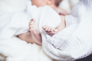 Dramatyczny wypadek w krakowskim szpitalu. Niemowlę wypadło z wózka i doznało pęknięcia czaszki