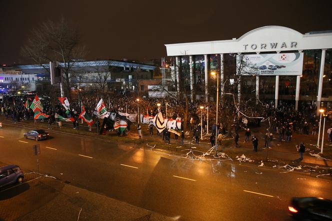 Kibice pod stadionem Legii