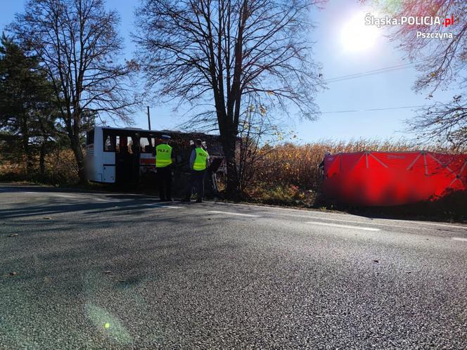 Pawłowice: Samochód zderzył się z autobusem. Jedna osoba zginęła, wielu rannych [ZDJĘCIA]
