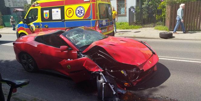 Wypadek ferrari w Piotrkowie Trybunalskim! Superauto rozbite na ul Wyzwolenia [ZDJĘCIA]