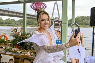 Caroline Derpienski w kreacji motyla promuje reality show Good Luck Guys