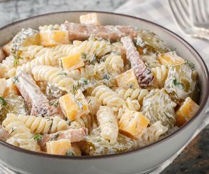 Prosta sałatka makaronowa z boczkiem i sosem musztardowym. Idealna na majówkowego grilla