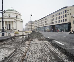 Odkopali tory na placu. Historyczne odkrycie podczas remontu Placu Trzech Krzyży