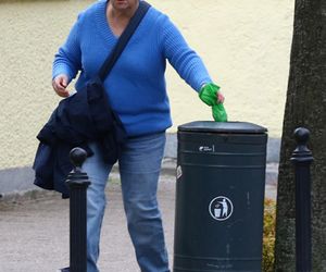 Ilona Łepkowska z mężem i psem na spacerze w Sopocie