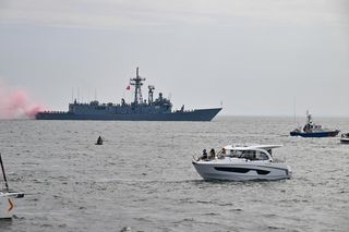 Spektakularna parada morska w Helu. Dwadzieścia okrętów uczciło Święto Wojska Polskiego